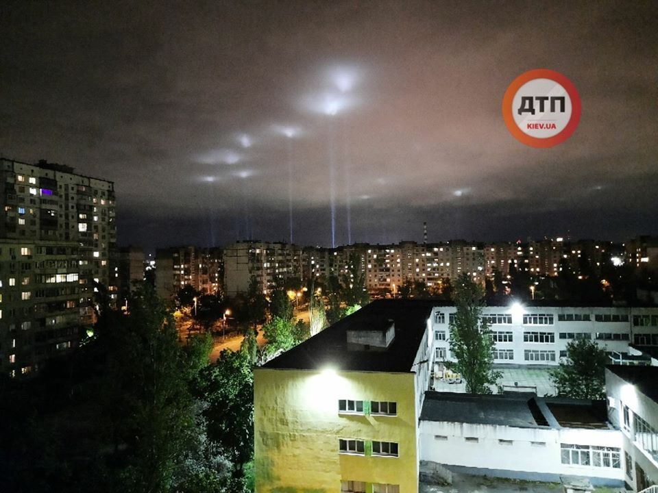 "Все, прилетели! НЛО, так НЛО!" Киевлян удивило "загадочное" свечение в небе