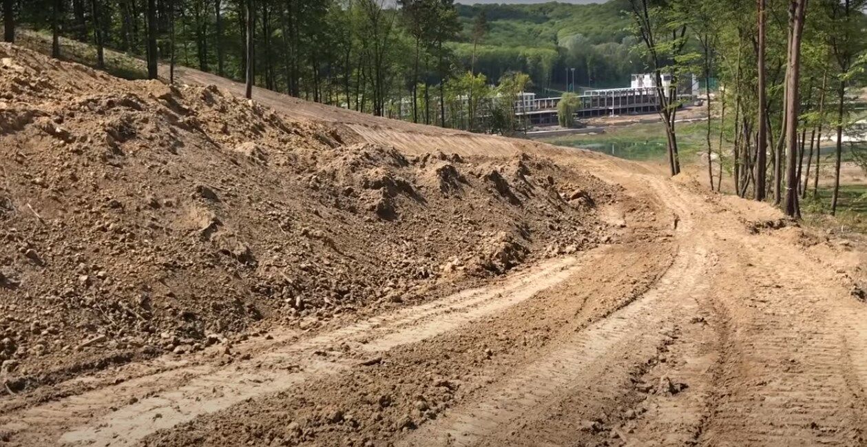Під Львовом бізнесмена звинуватили в "крадіжці" озера і лісу: жителі повстали
