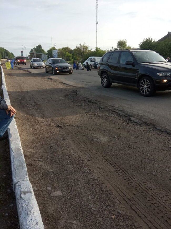 Встречали на коленях: в Винницкой области простились с убитым на Донбассе воином