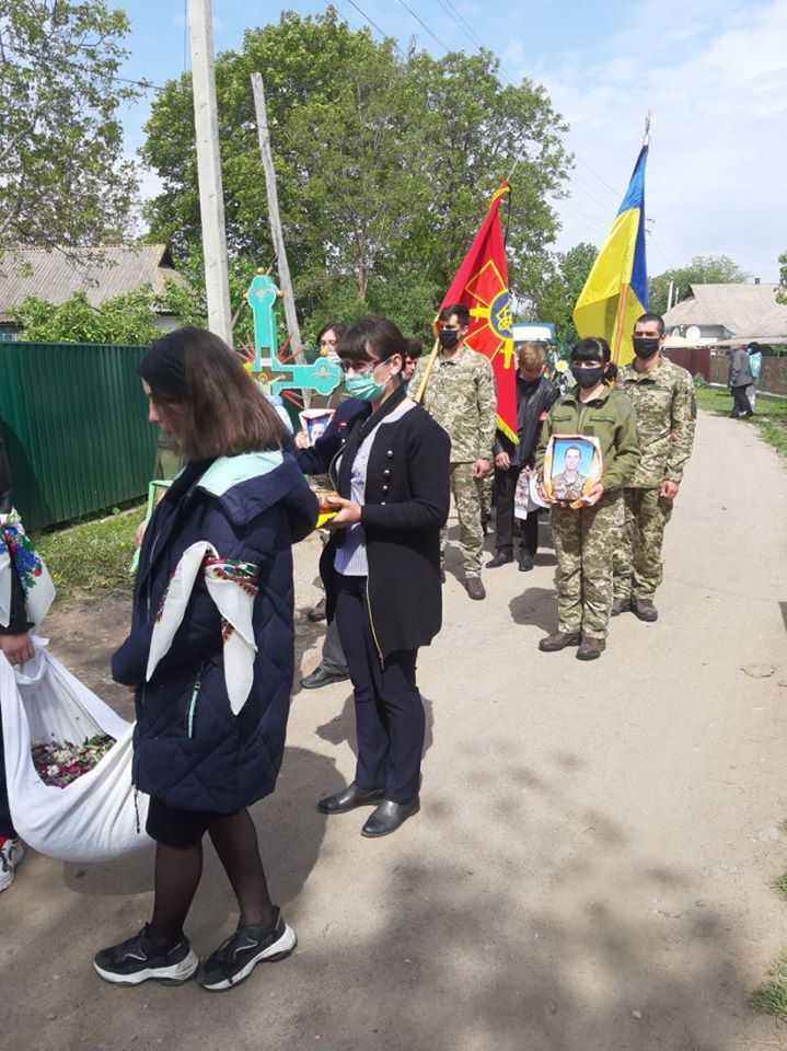 Встречали на коленях: в Винницкой области простились с убитым на Донбассе воином
