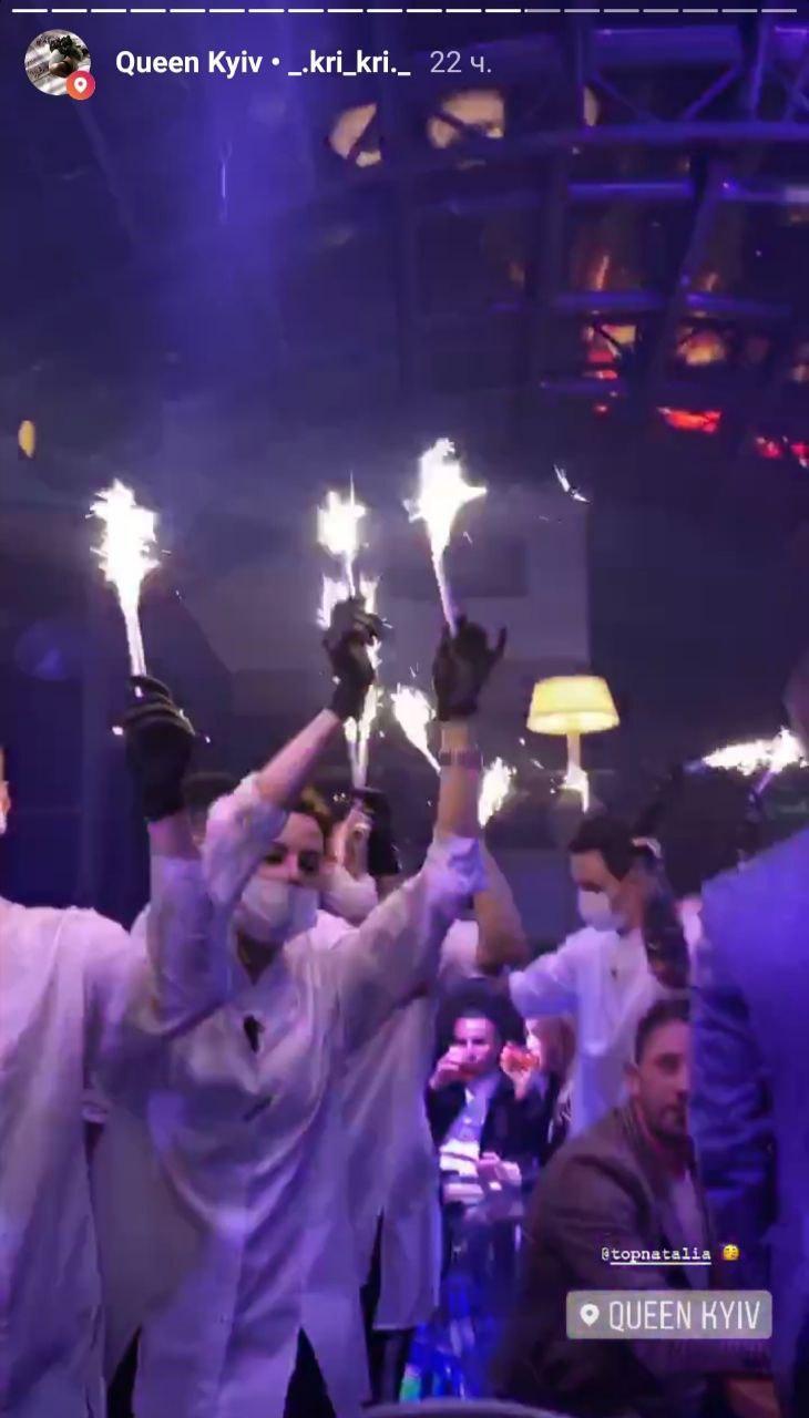Элитный ночной клуб в Киеве "забил" на карантин: в сеть попали фото и видео с вечеринки