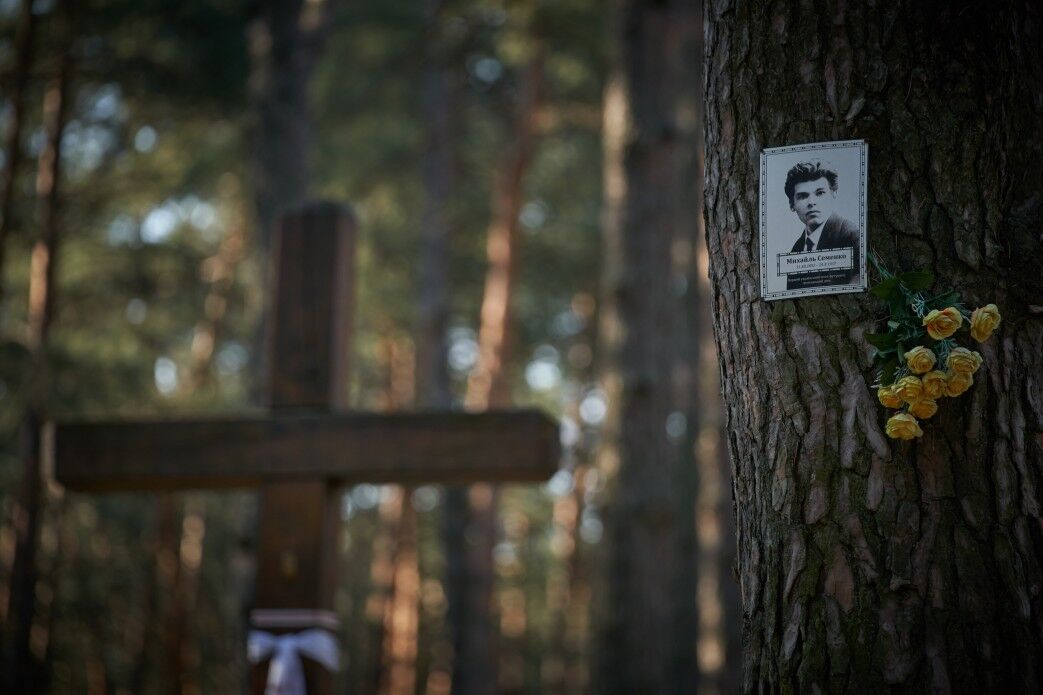 Зеленский почтил память жертв политических репрессий