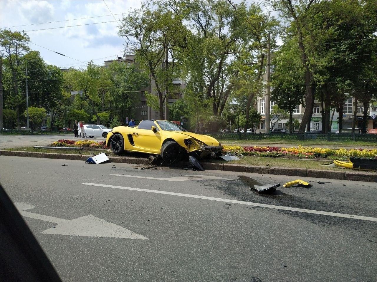 У Харкові дівчина розбила Porsche