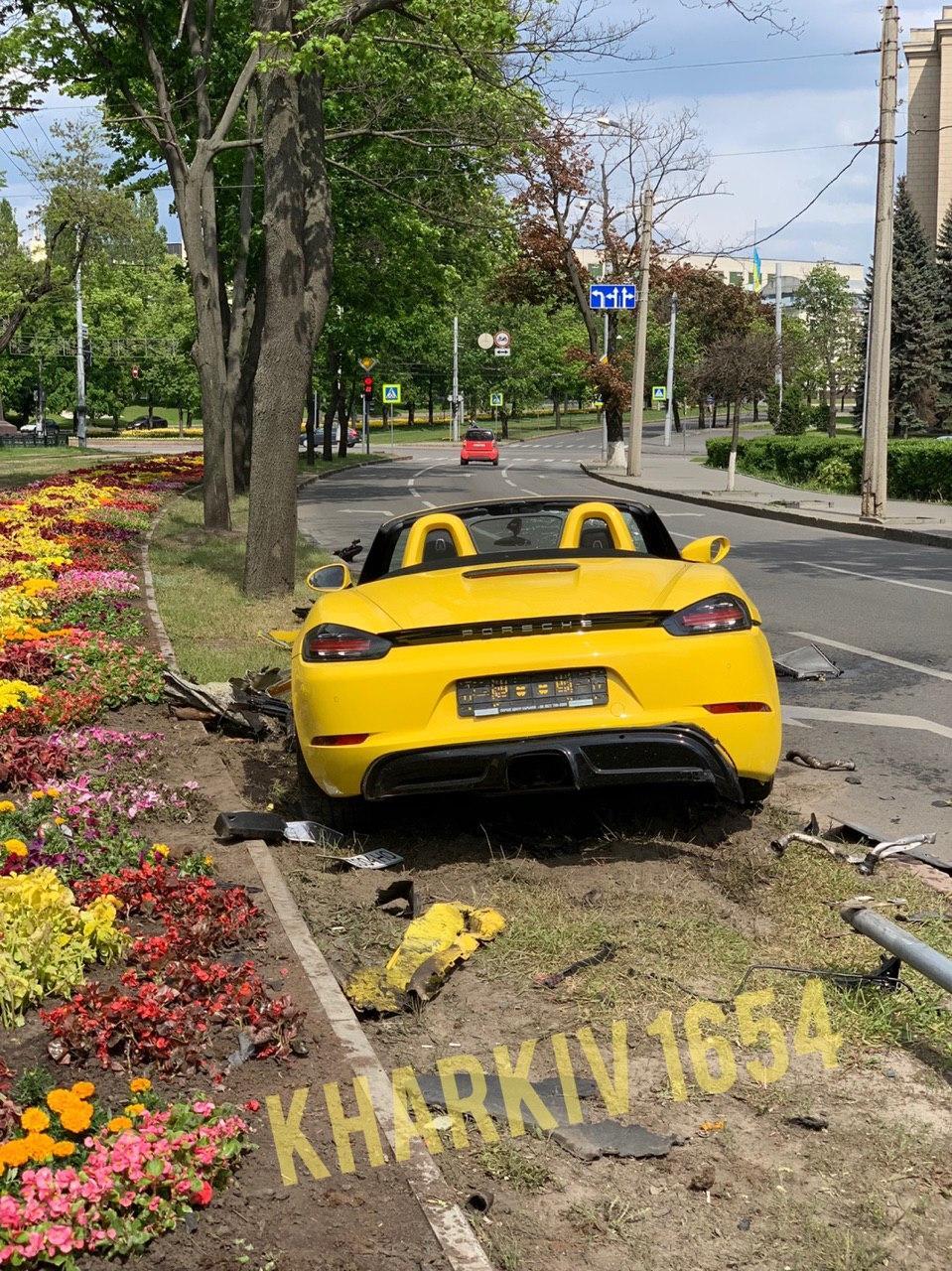 У Харкові дівчина розбила Porsche