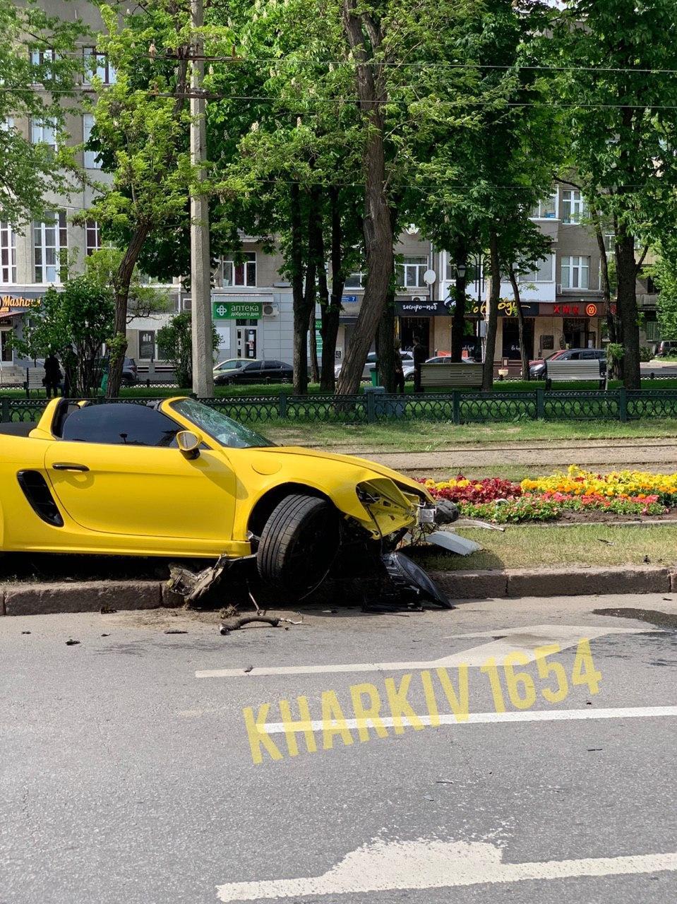 У Харкові дівчина розбила Porsche
