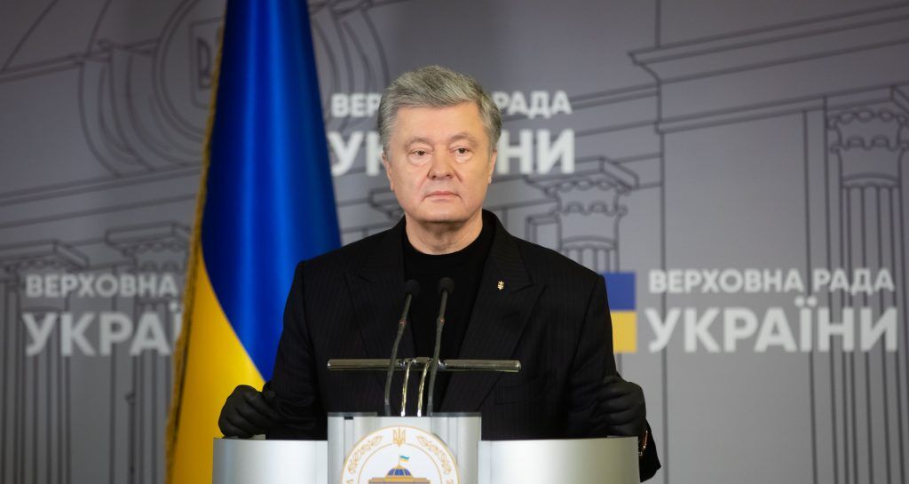 Порошенко передав уже 115 тисяч захисних костюмів у лікарні по всій Україні