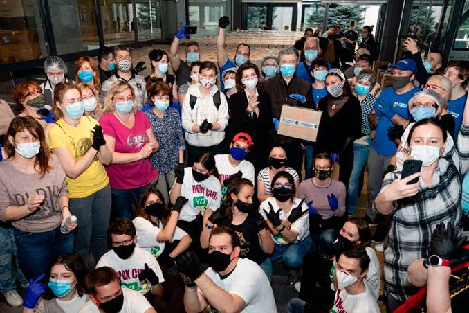 Порошенко передав уже 115 тисяч захисних костюмів у лікарні по всій Україні