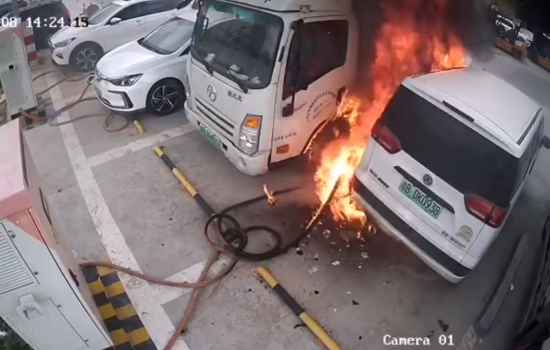 Электромобиль устроил огромный пожар во время зарядки