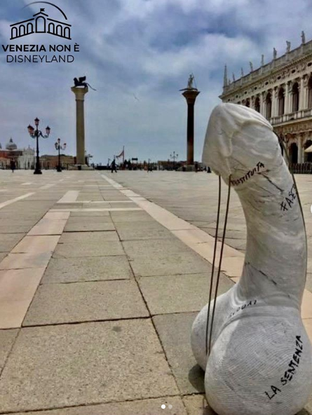 У Венеції на площі встановили величезний мармуровий пеніс у масці