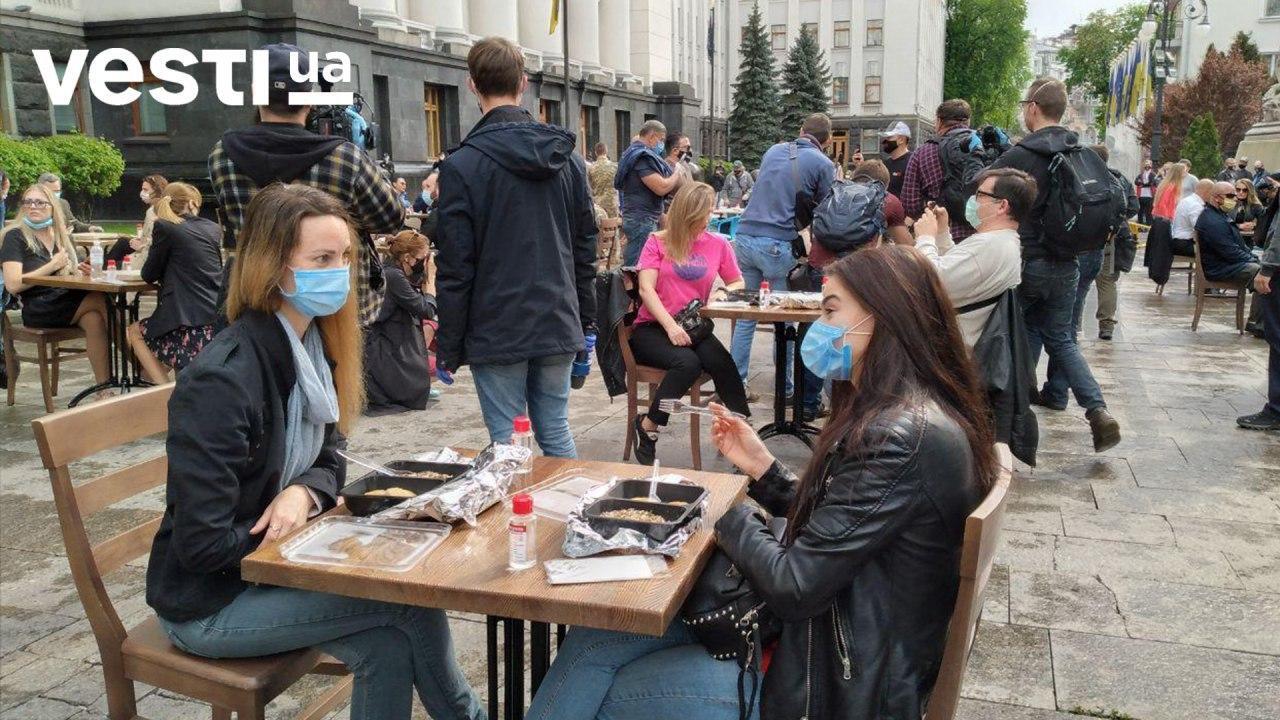 Ресторатори влаштували бунт під офісом Зеленського. Фото і відео
