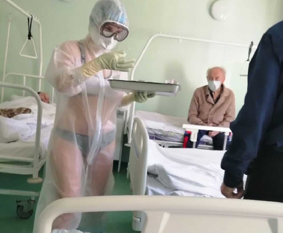 В Туле медсестра надела купальник под прозрачный защитный костюм