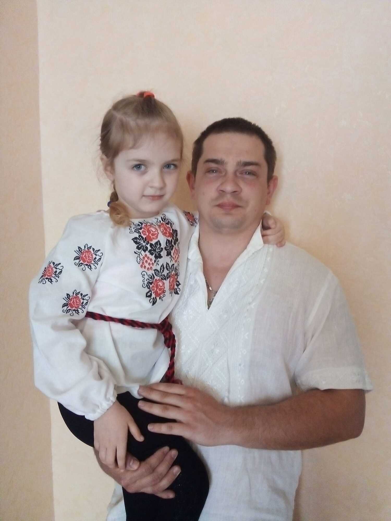 Дніпряни публікують милі фото у вишиванках