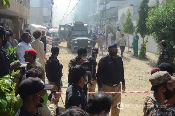 В Пакистане самолет разбился в жилом квартале: погибли больше 100 человек. Фото и видео