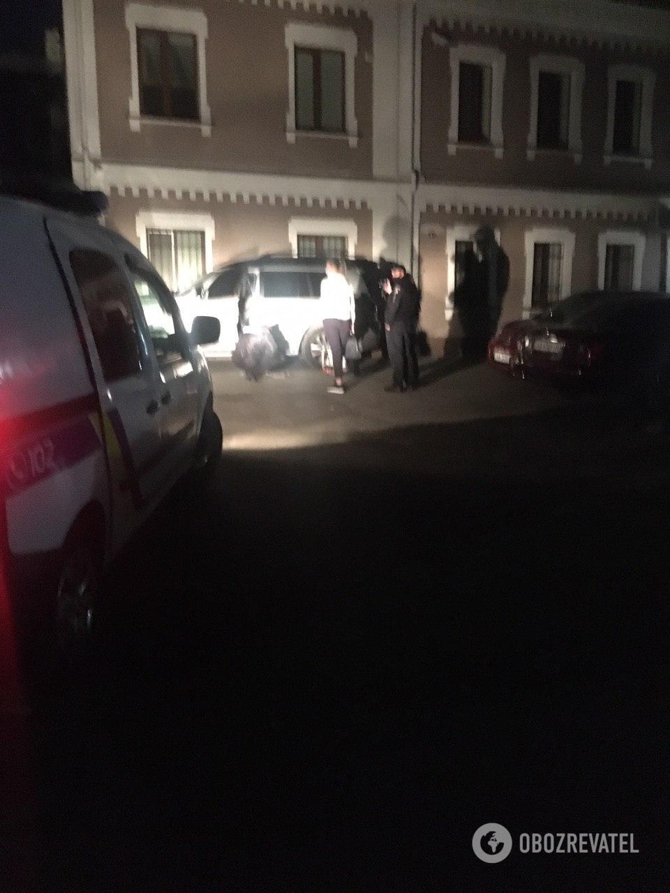 Правоохранители обыскивают авто погибшего