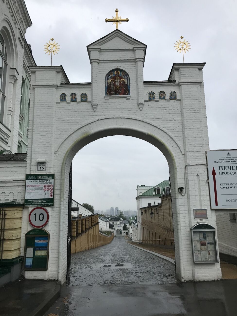 Киево-Печерская лавра открылась после вспышки коронавируса