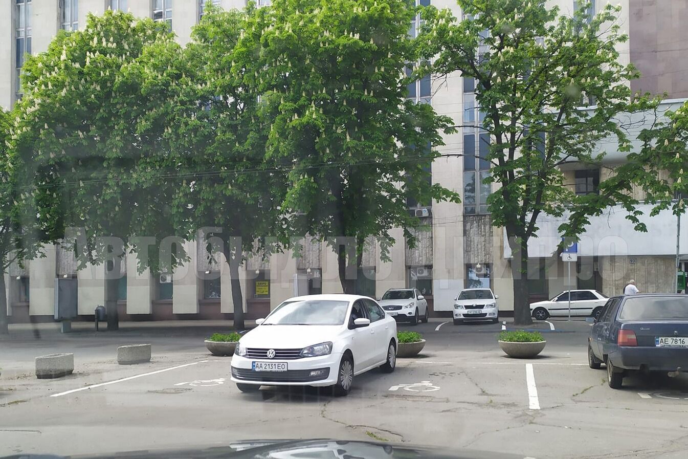 Водители Днепра грубо нарушают правила парковки