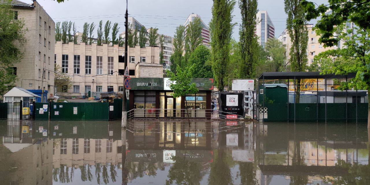 На Київ і область ринули зливи з градом. Фото і відео стихії та затоплених вулиць