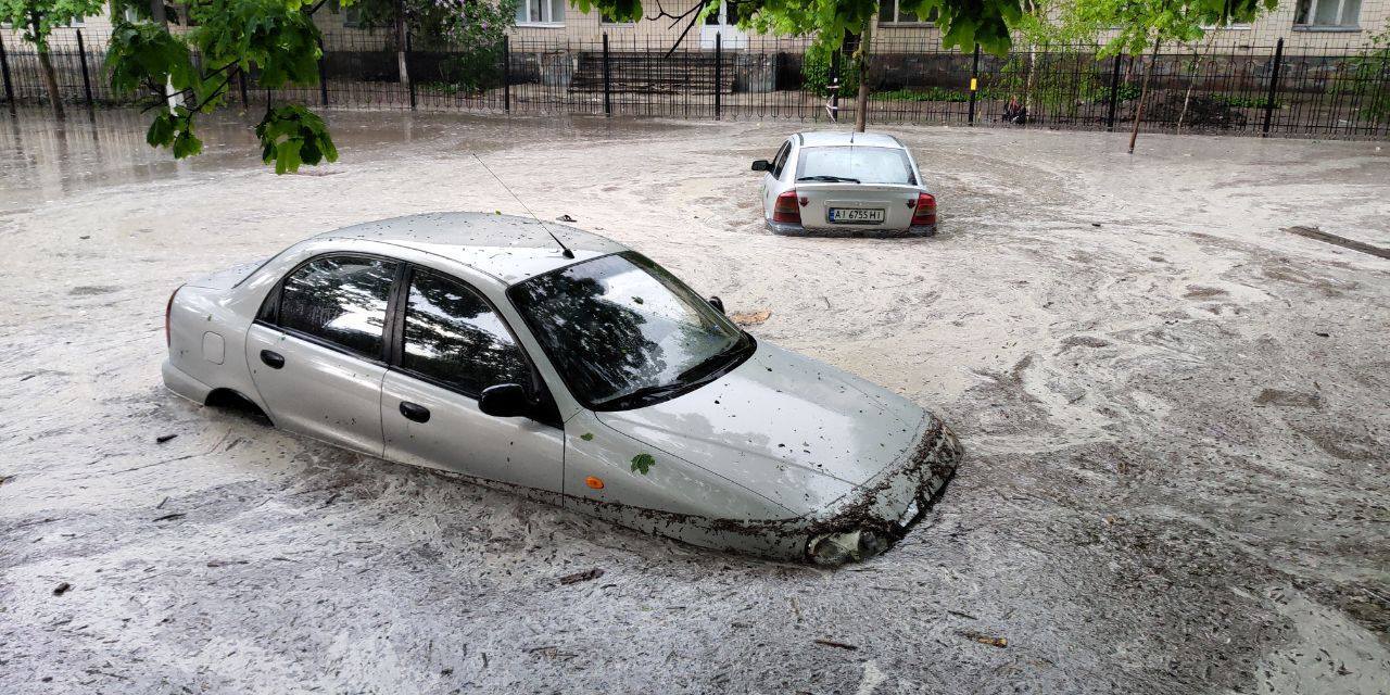 На Київ і область ринули зливи з градом. Фото і відео стихії та затоплених вулиць