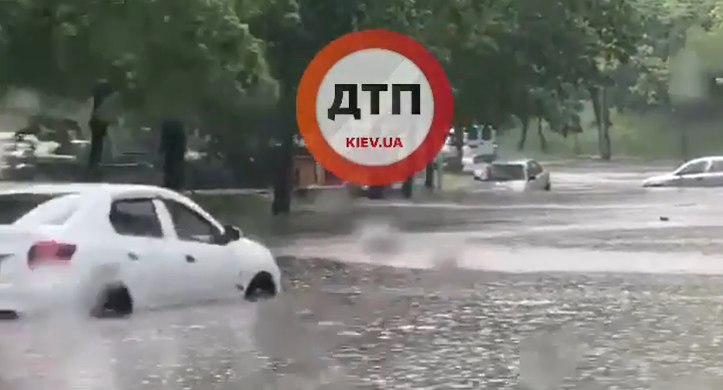 На Київ і область ринули зливи з градом. Фото і відео стихії та затоплених вулиць