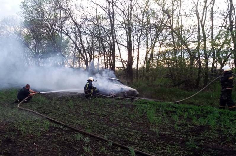 Під Дніпром на ходу загорівся автомобіль