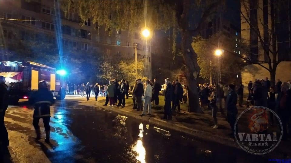 Во львовской многоэтажке прогремел взрыв: фото и видео с места происшествия