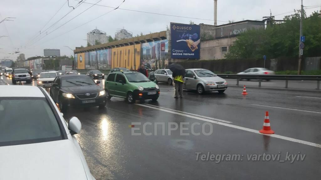 В Киеве в ДТП попало 9 авто