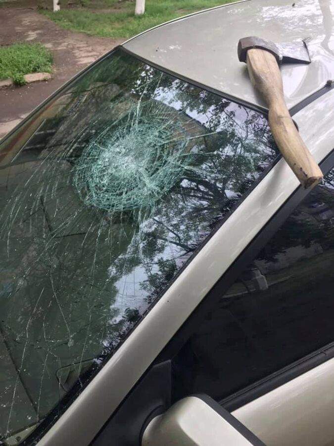 Машину ректора Донецького медуніверситету пошкодили сокирою