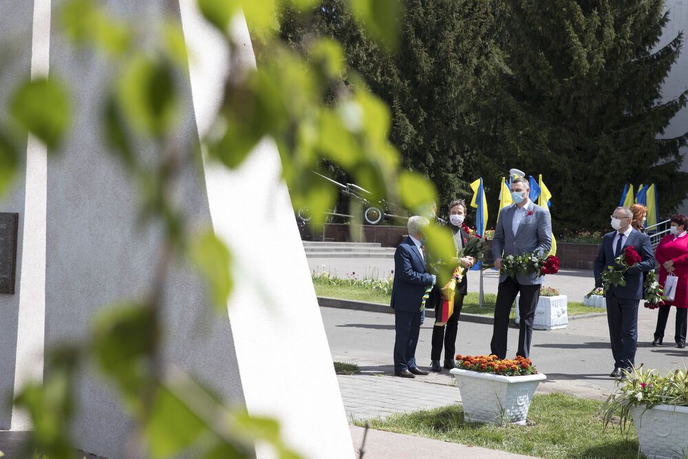 "Украинцы понимают цену мира": Кличко вместе с послом Германии почтили солдат в День памяти и примирения