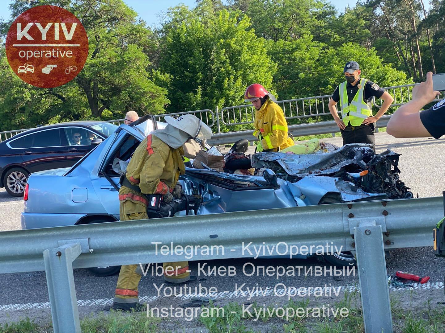 Под Киевом авто снесло крышу грузовиком