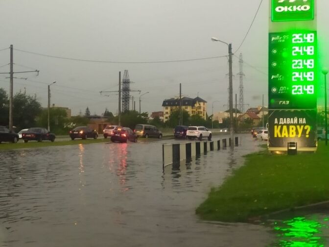 У Львові потужний ураган повалив десятки дерев