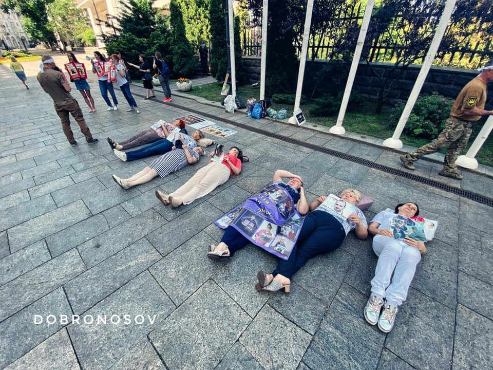 "Верните наших детей!" Матери пленных "Л/ДНР" устроили "лежачий" пикет под ОП