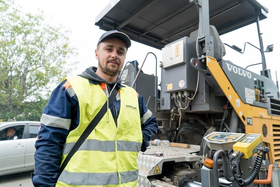 Голик показал фото рабочих, которые строят новые дороги в Украине