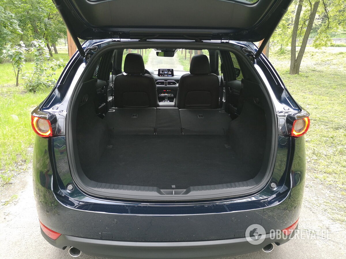Багажник в зависимости от положения спинки задних сидений вмещает от 580 до 1377 литров
