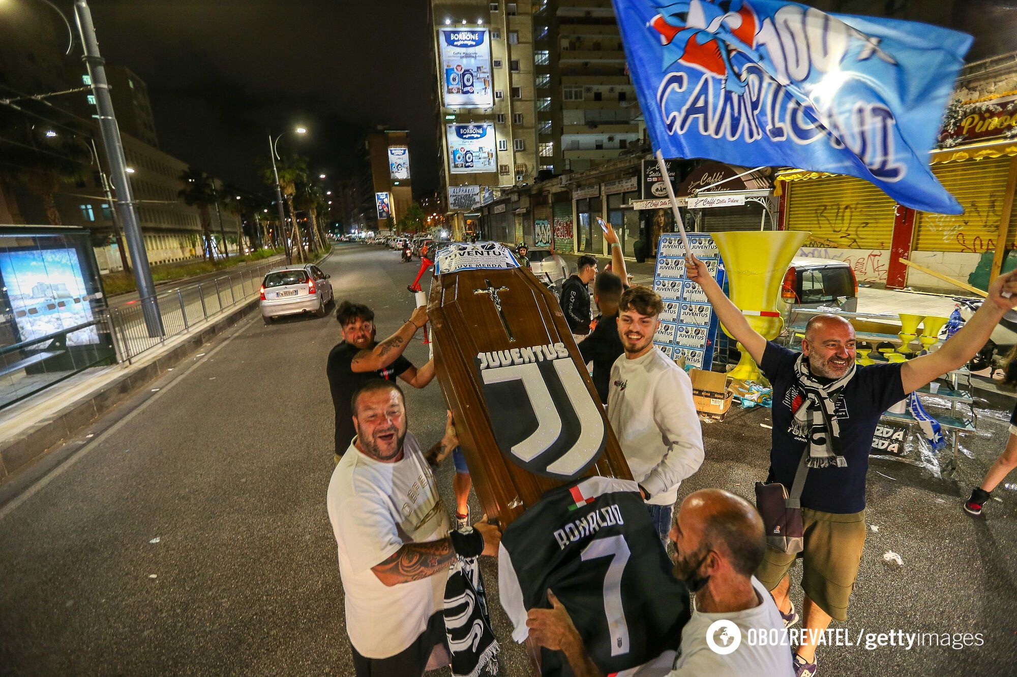 Вболівальники в Італії винесли на вулицю труну з футболкою Кріштіану Роналду