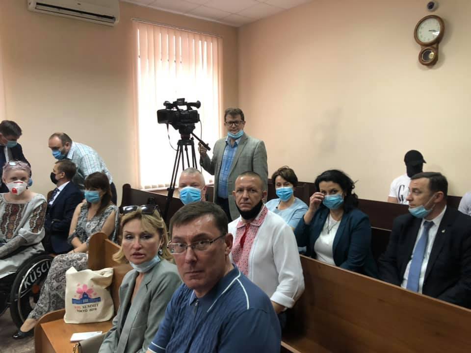 В зале Печерского суда собрались депутаты "Европейской солидарности"
