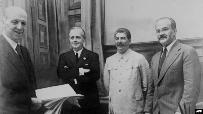 Міністр закордонних справ СРСР В'ячеслав Молотов, генеральний секретар ЦК ВКП (б) Йосип Сталін, міністр закордонних справ Німеччини Йоахім фон Ріббентроп і представник МЗС Німеччини Фрідріх Гаус після підписання пакту Молотова-Ріббентропа. Москва, 23 серпня 1939 року