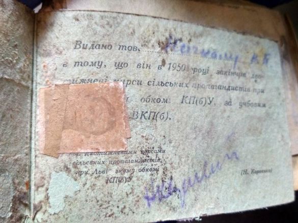На Львовщине в лесу откопали бидоны с документами УПА