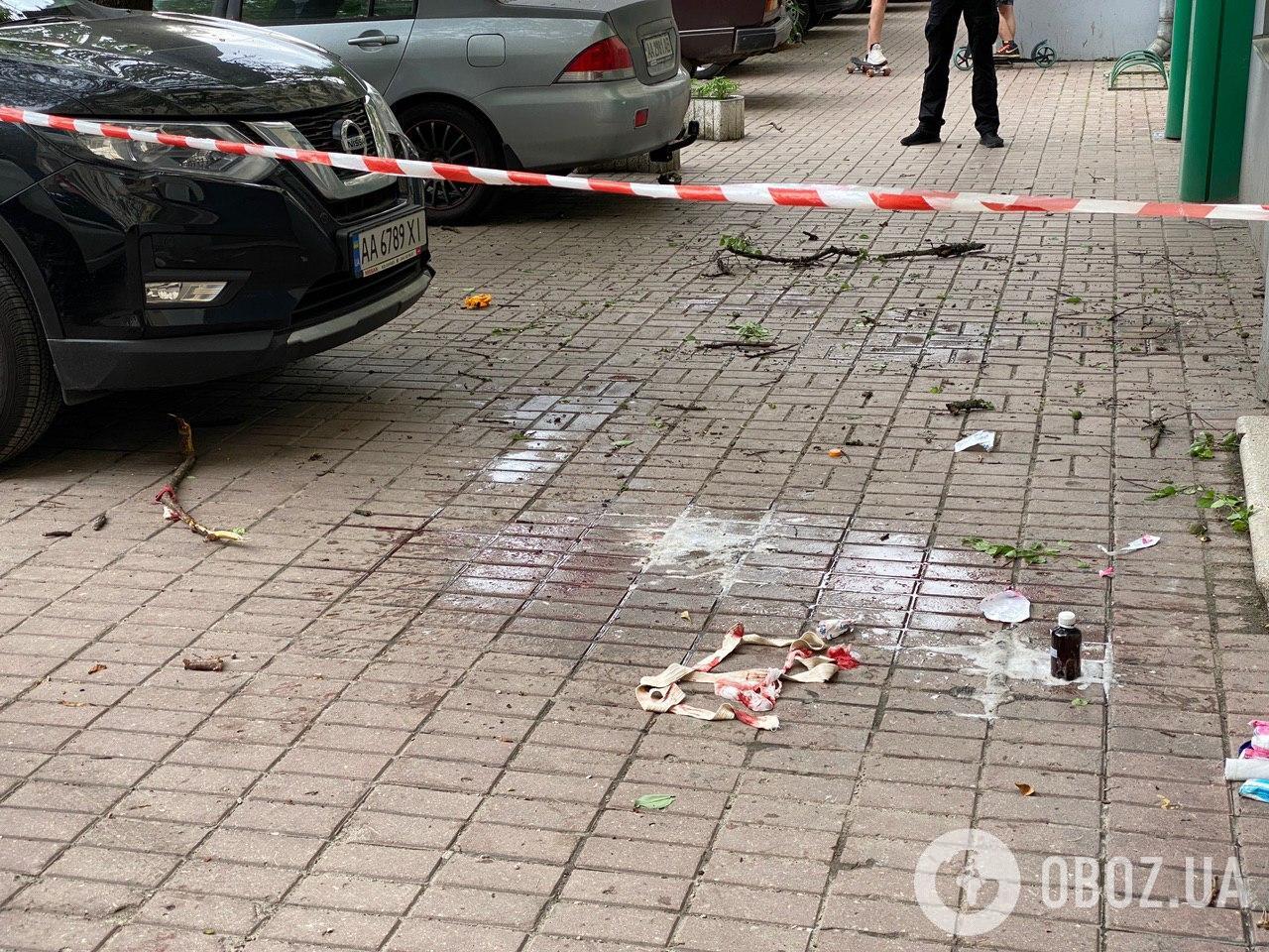 В Киеве женщина с 3-летним ребенком выпали из окна: первые подробности