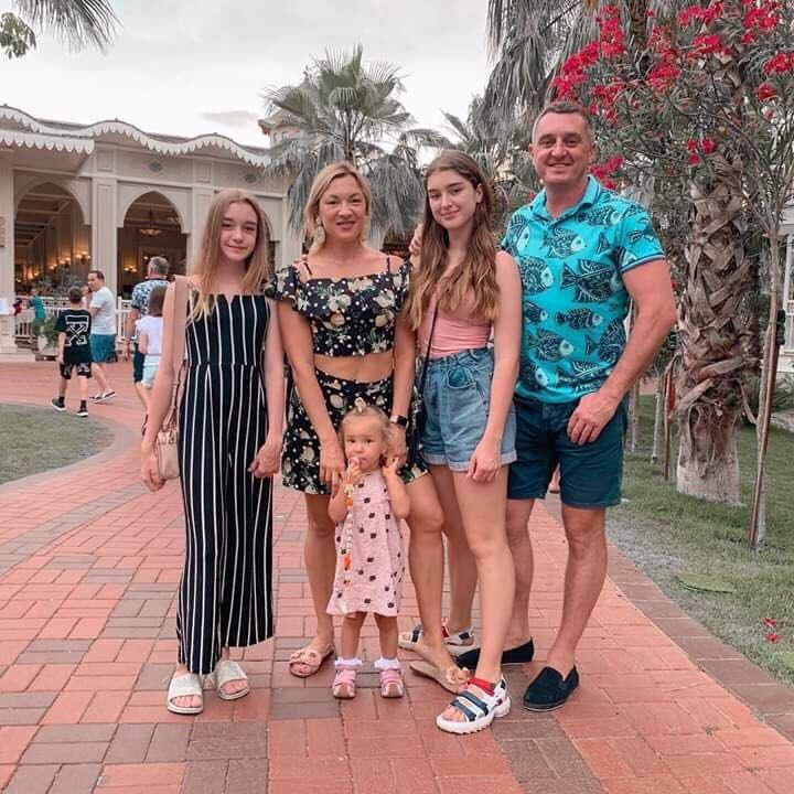 Дядя Жора з доньками і дружиною (джерело – Instagram Дяді Жори)