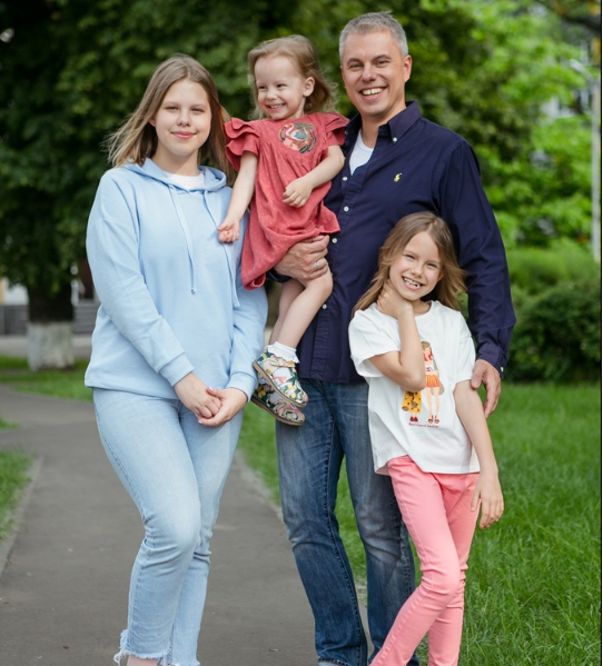 Андрій Доманський з доньками Ладою, Вірою (на руках) і Кірою (джерело – Instagram Андрія Доманського)