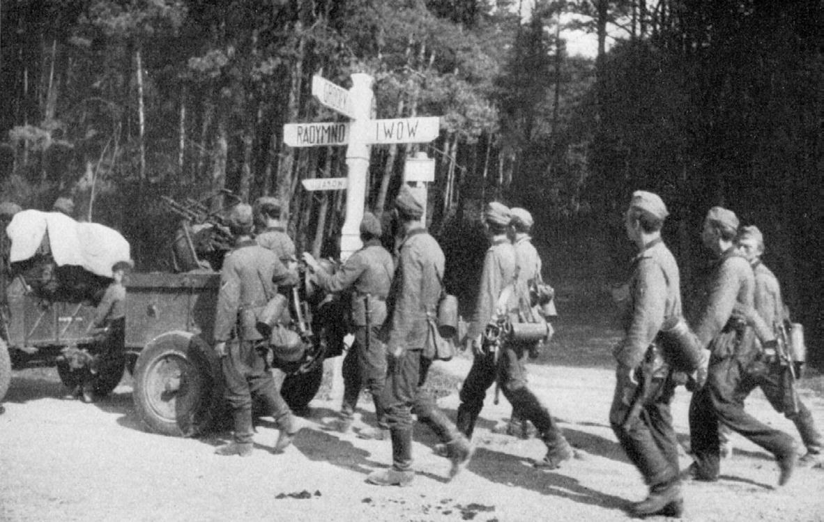 Солдати Вермахту проходять повз покажчик на дорозі в районі Львова. Вересень 1939 року