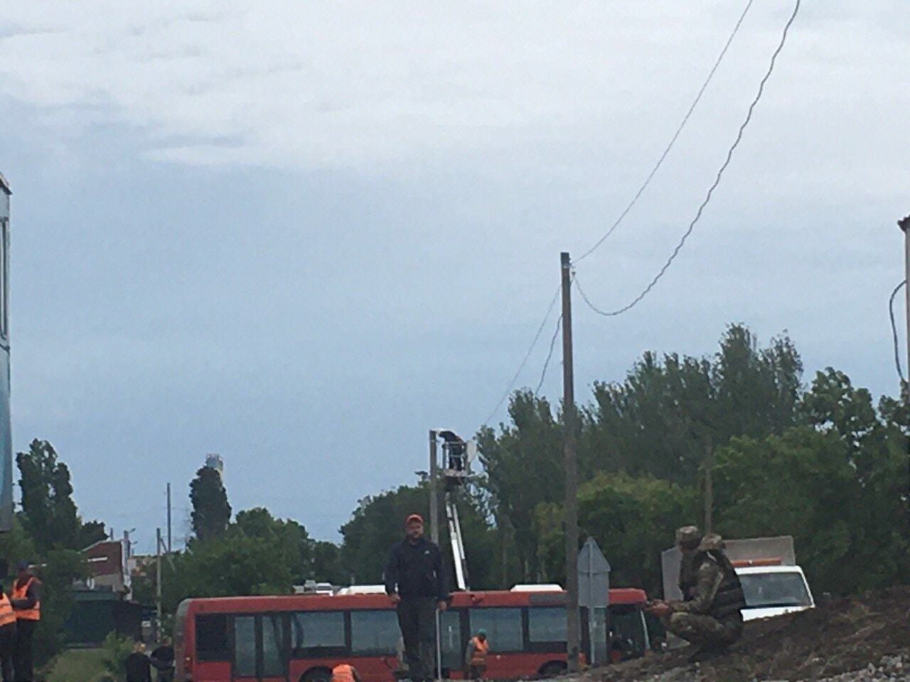 Завершують підключення освітлення і встановлюють останні дорожні знаки