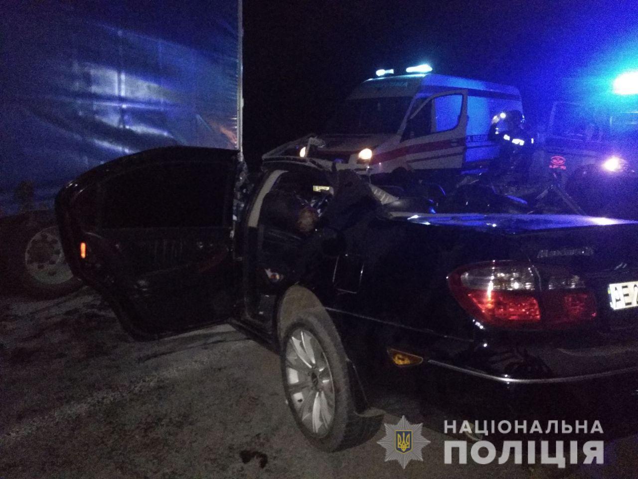 У ДТП під Дніпром загинули двоє дорослих і дитина: авто влетіло в фуру