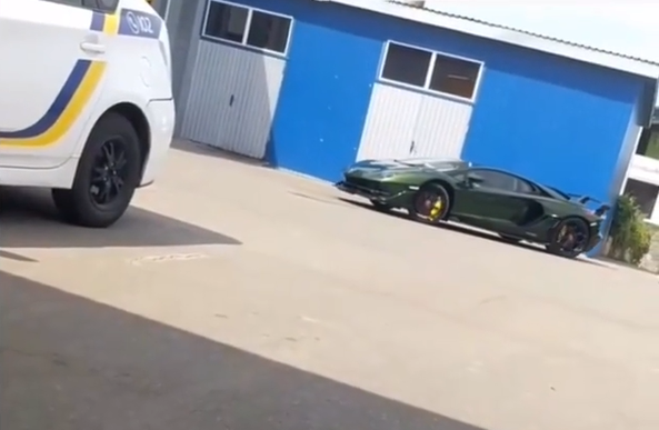 Lamborghini Aventador SVJ на митниці в Рівному.