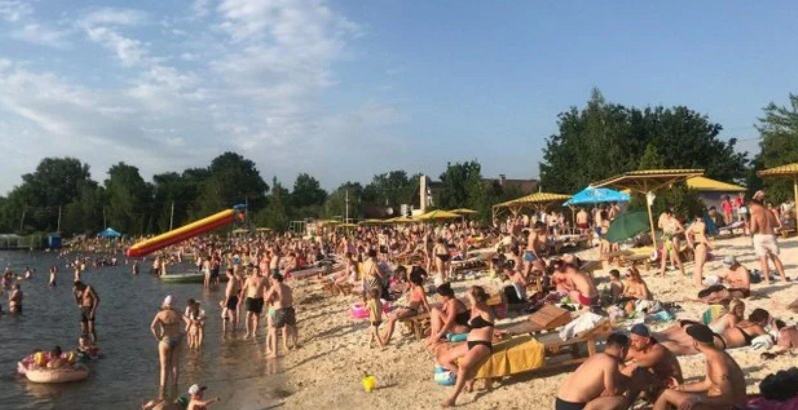 У Харкові на пляжах немає вільних місць.