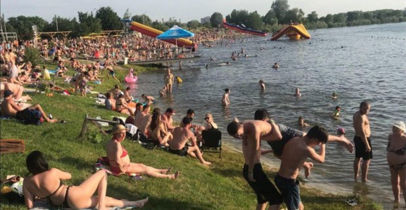 На березі харківської водойми дуже багато людей.