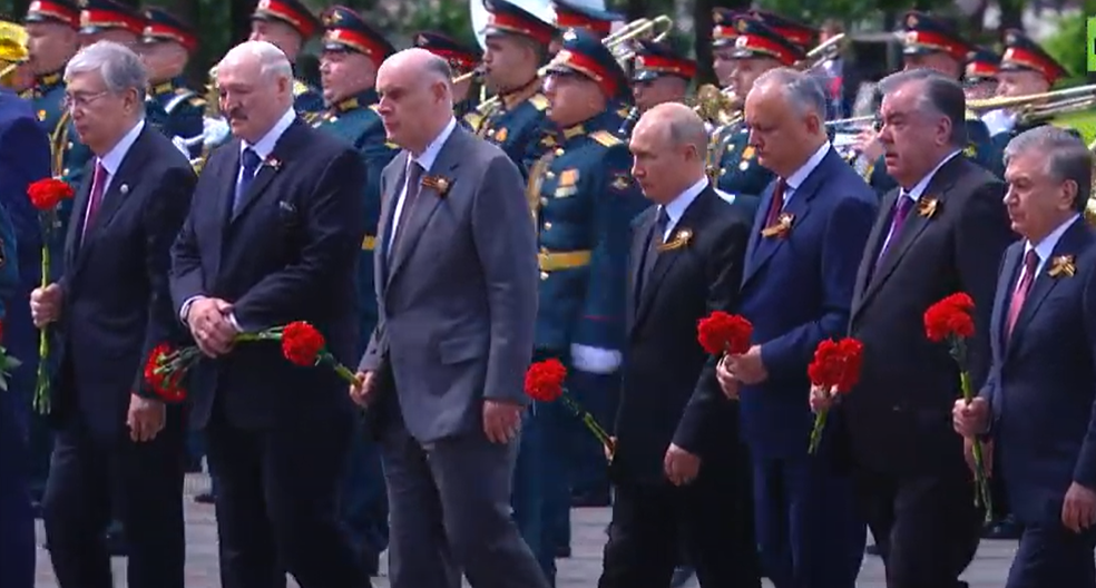 Лидеры иностранных государств почтили память погибших солдат