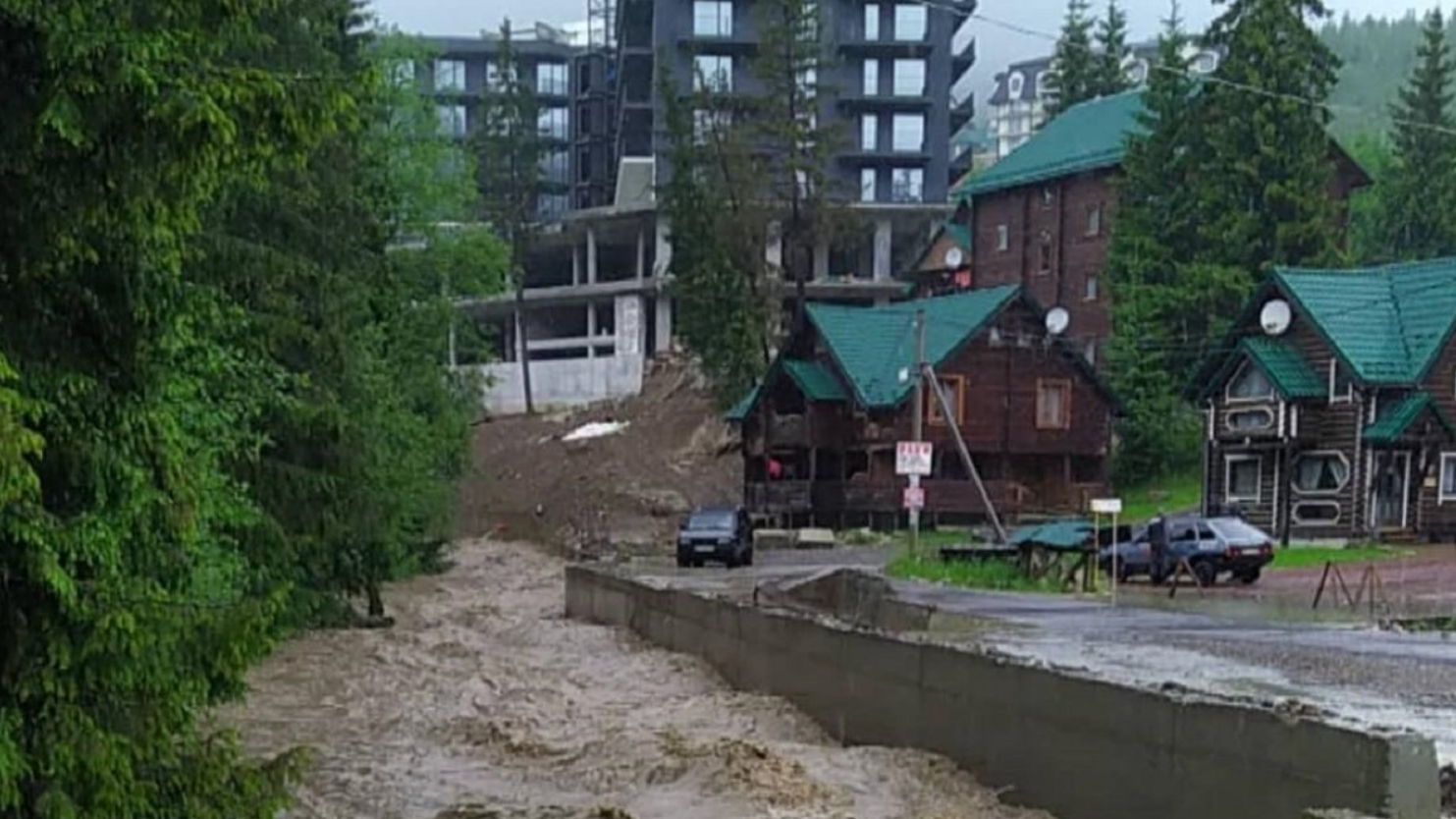 Курорт "Буковель" затопило