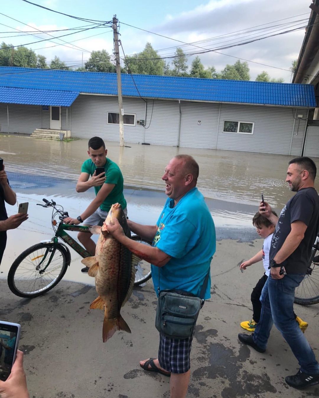 Мужчина поймал рыбу в луже в Черновцах