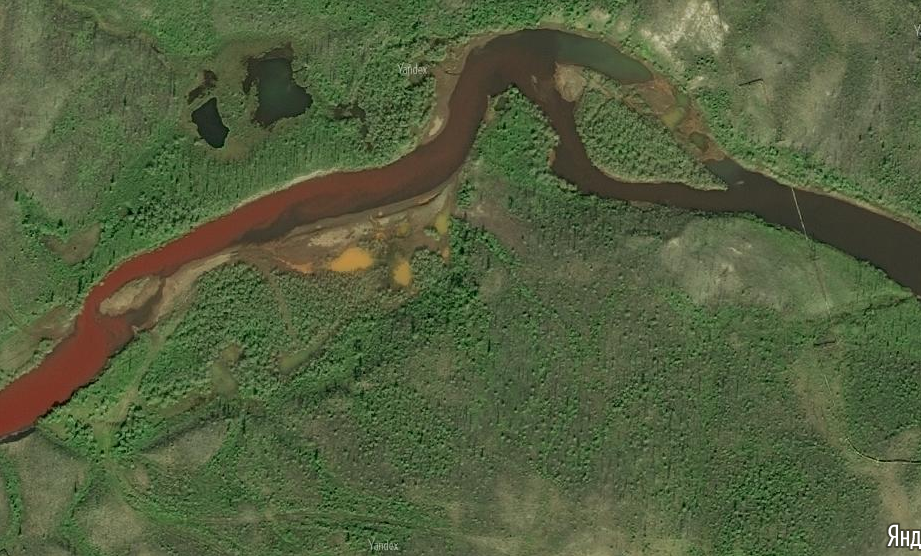 Топливо, попавшее в реку, видно на "Яндекс.Картах"
